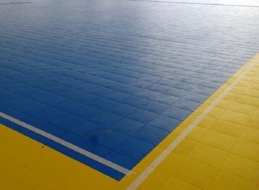 ประเทศจีน พื้นกีฬาที่เชื่อมต่อกันแบบพกพา, พื้นสนามกีฬาที่ละเอียดอ่อน Grip Modular Sports Flooring โรงงาน