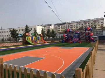 ประเทศจีน ความปลอดภัยไร้สิว 100% PP Flooring Squares Interlocking สำหรับสนามเด็กเล่นในโรงเรียน โรงงาน